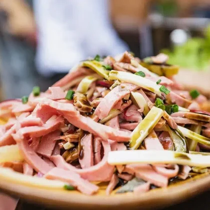 Schweizer-Wurstsalat-Kuhstall-Kleinwalsertal.jpg