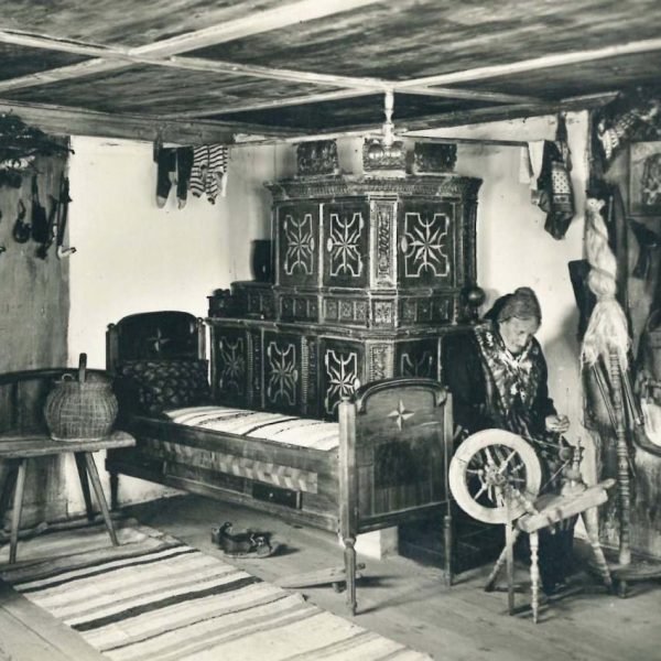 Heimatmuseum (später Heimathaus) Sonthofen
Datierung: um 1930, kurz nach Eröffnung
Besonderheit: Postkarte, nicht gelaufen; Beschriftung auf Rückseite: Heimat Museum Sonthofen im bayer. Allgäu 750 m, Orig.-Aufn. Eigentum und Verlag J. Heimhuber Hofphotograph, Sonthofen-Oberstdorf,  Nr. 7458
Aus Fotoallbum 9