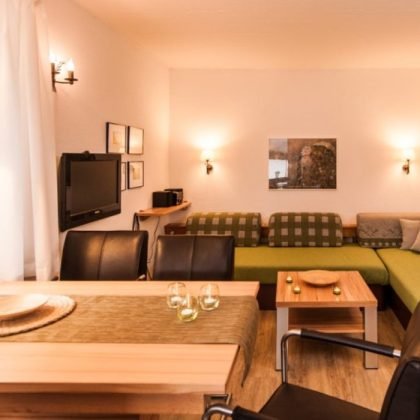 gemuetliches-wohnzimmer-einer-modernen-wohnung-1240x700
