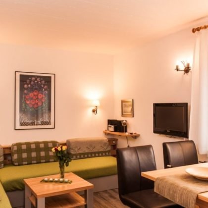 gemuetliches-wohnzimmer-mit-essbereich-der-wohnung-1240x700