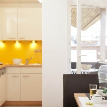 moderne-kueche-mit-fruehstueckstisch-gaeste-1240x700