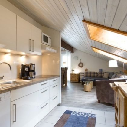 moderne-kueche-mit-viel-licht-einer-dachwohnung-1240x700