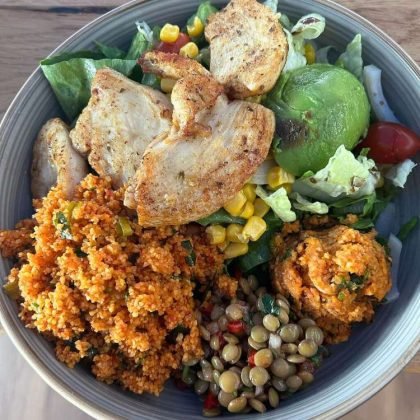 tuerkische-spezialitaeten-nurays-kitchen-bowl-mit-haehnchen
